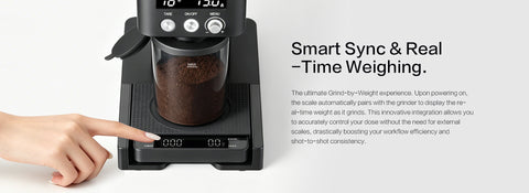 Smart Sync & Real-Time Weighing.
The ultimate Grind-by-Weight experience. Upon powering on, the scale automatically pairs with the grinder to display the real-time weight as it grinds. This innovative integration allows you to accurately control your dose without the need for external scales, drastically boosting your workflow efficiency and shot-to-shot consistency.
