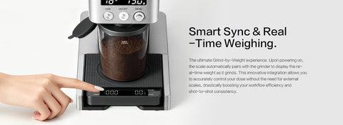 Smart Sync & Real-Time Weighing.
The ultimate Grind-by-Weight experience. Upon powering on, the scale automatically pairs with the grinder to display the real-time weight as it grinds. This innovative integration allows you to accurately control your dose without the need for external scales, drastically boosting your workflow efficiency and shot-to-shot consistency.
