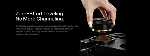 Zero-Effort Leveling. No More Channeling.
Our adaptive gravity leveling system automatically conforms to the coffee bed with a simple drop. By completely removing the inconsistency of human pressure, it delivers a naturally flat and stable surface, drastically reducing uneven distribution.
