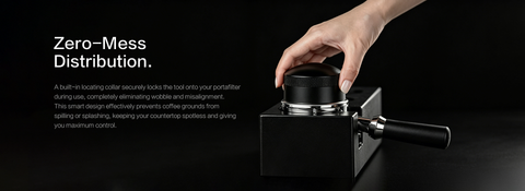 Zero-Mess Distribution.
 A built-in locating collar securely locks the tool onto your portafilter during use, completely eliminating wobble and misalignment. This smart design effectively prevents coffee grounds from spilling or splashing, keeping your countertop spotless and giving you maximum control.
